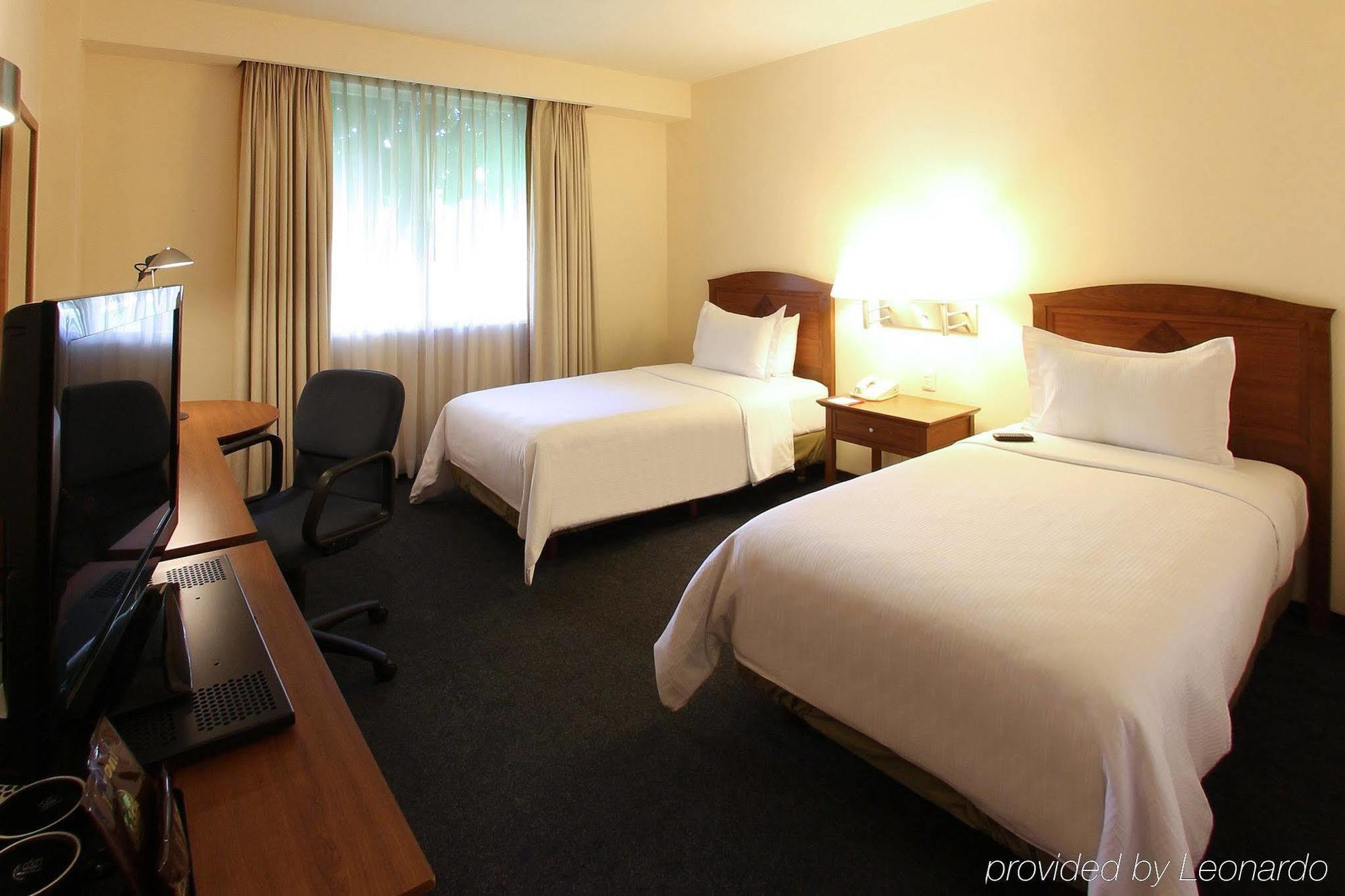 Fiesta Inn Express San Luis Potosi Oriente Екстер'єр фото