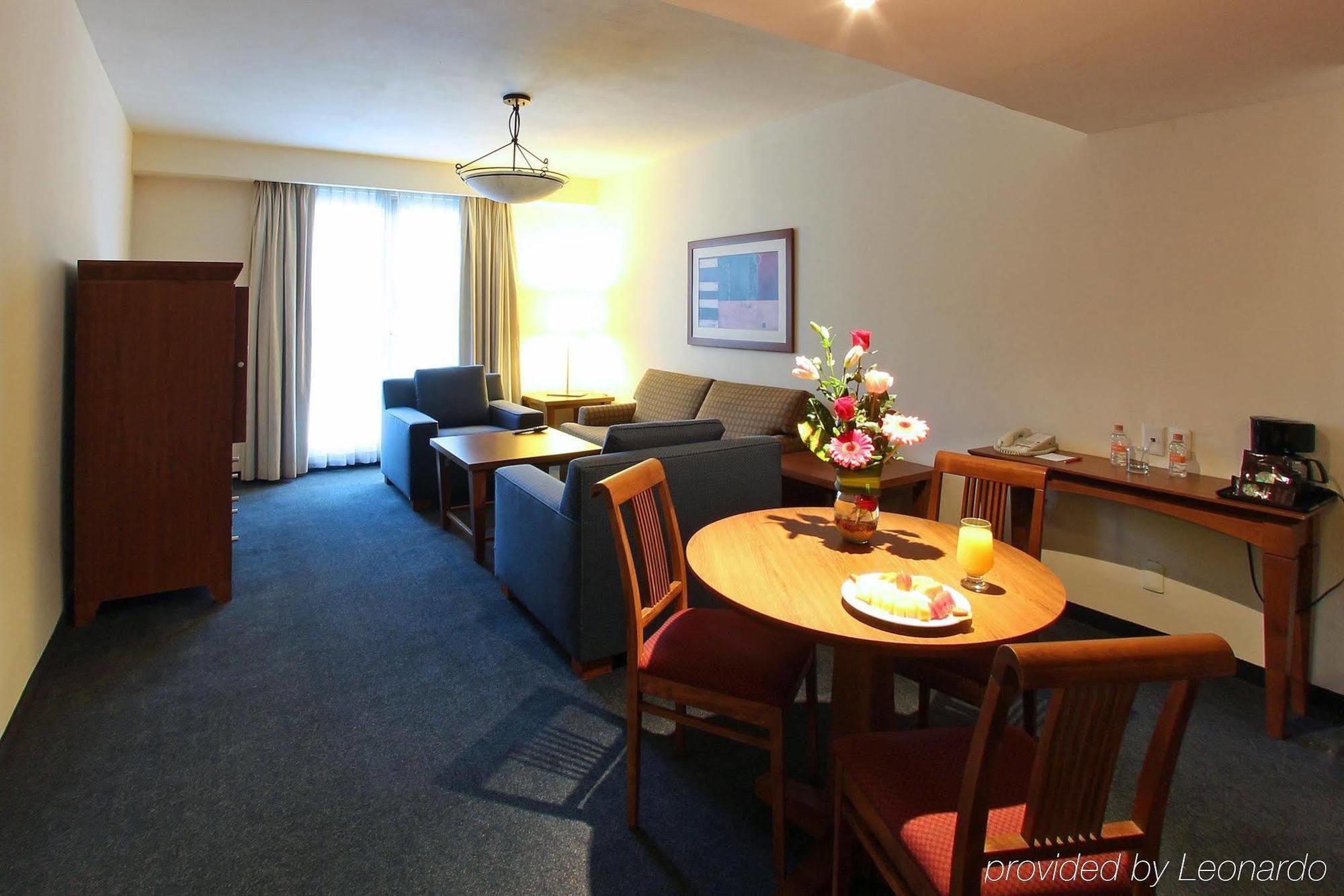 Fiesta Inn Express San Luis Potosi Oriente Екстер'єр фото