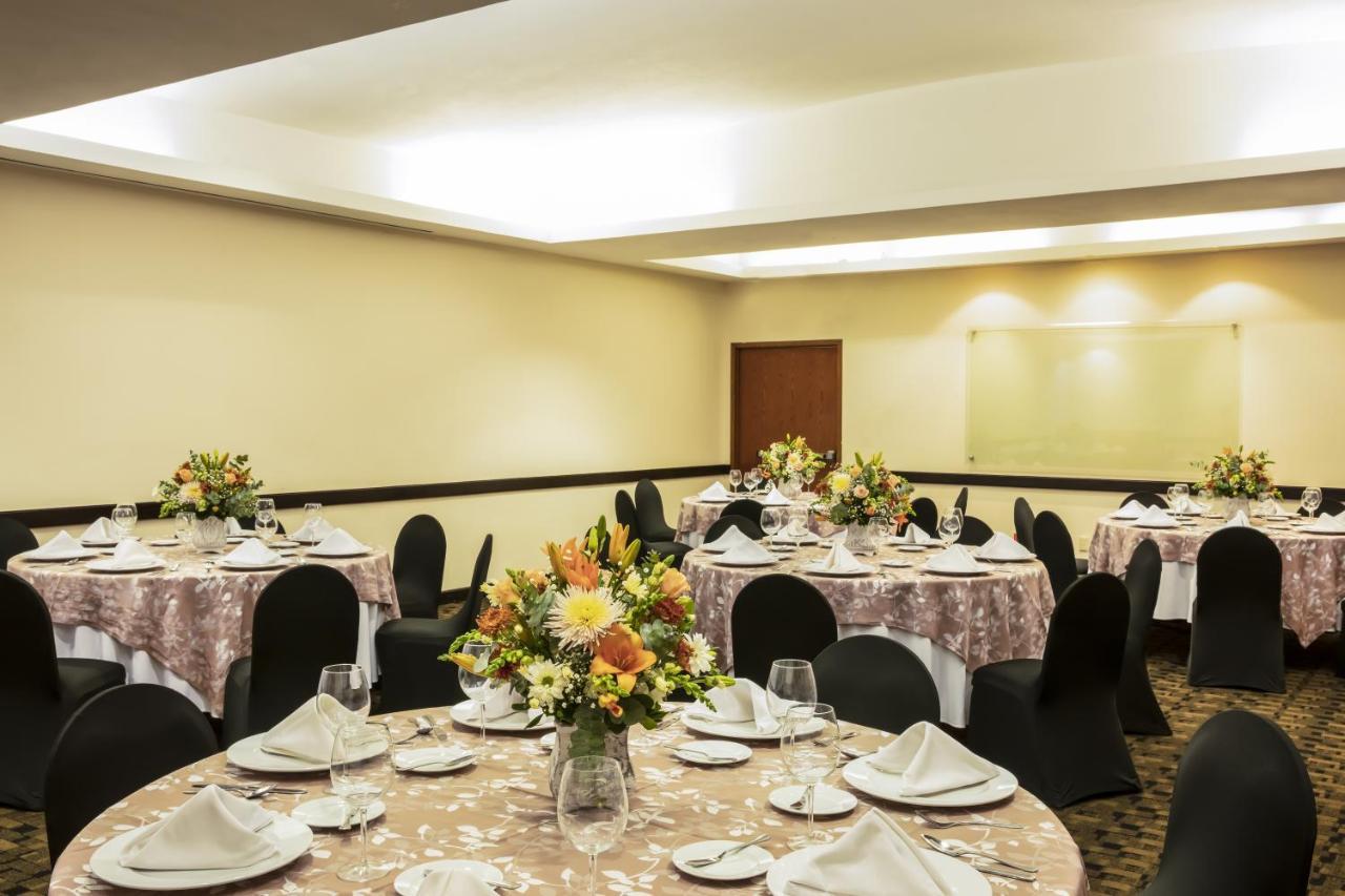 Fiesta Inn Express San Luis Potosi Oriente Екстер'єр фото